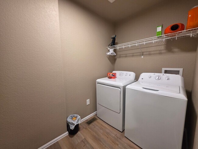 Building Photo - Beautiful 3 Bed 3 Bath Townhome!!