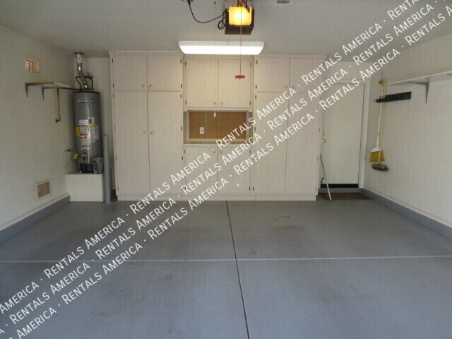 Building Photo - 752 E Rose Marie Ln