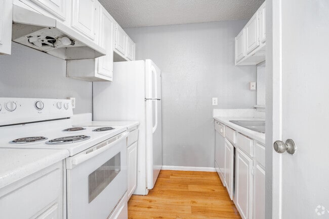 2BR, 2BA -1044SF - Kitchen - The Retreat at Uptown Heights
