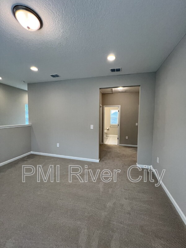 Building Photo - 125 Farmfield Dr