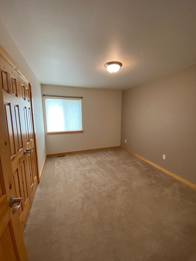 Building Photo - THE VINYARDS AT STONERIDGE (APP#42)