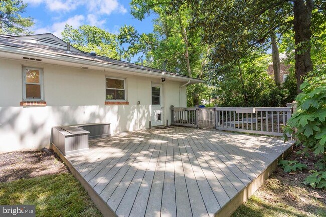 Building Photo - 710 N Buchanan St