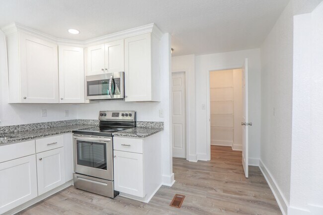 Building Photo - Beautiful Cape Cod Style home for Rent!  BONUS MILITARY / FIRST RESPONDER DISCOUNT!