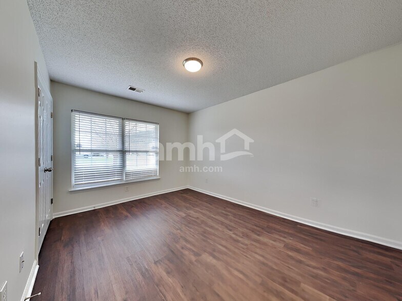 Building Photo - 3028 Crusades St