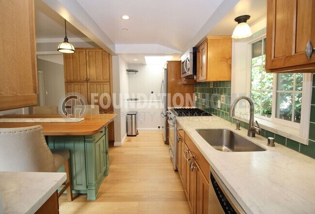 Building Photo - 307 Oakdale Ave