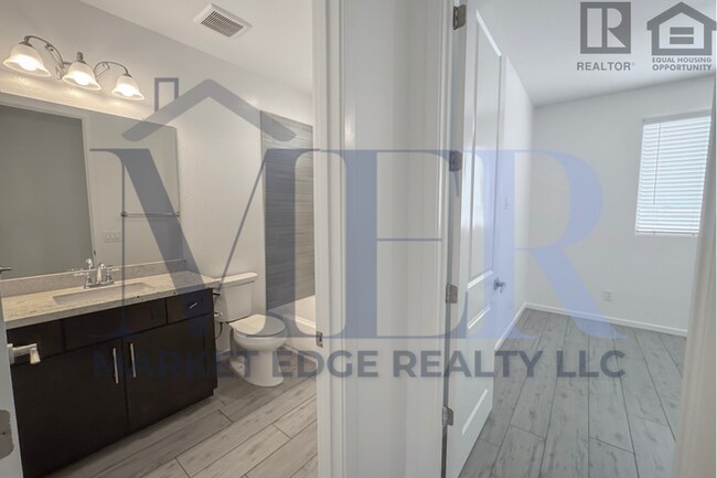 Building Photo - 3Bed/2.5Bath Townhouse at 7th St/Hatcher! Move-In Ready on 04/09/2026! -- NO HOA! ALL TILE FLOORING!