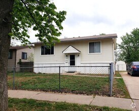 Building Photo - Large 4 bed / 2 bath house for rent