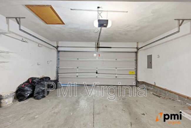 Building Photo - 1002 Nicklaus Dr