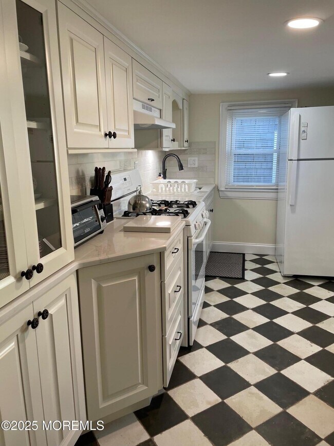 Building Photo - 7 Webb Ave