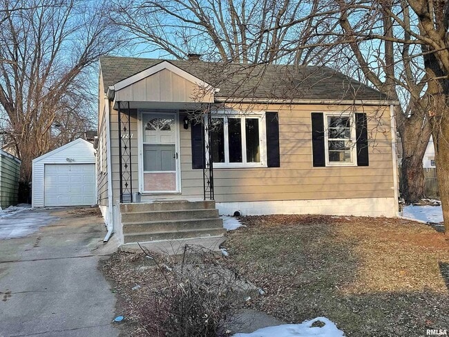 Building Photo - 2211 N Flora Ave