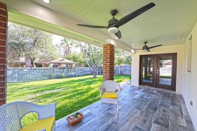 Building Photo - 209 Green Jay Ln