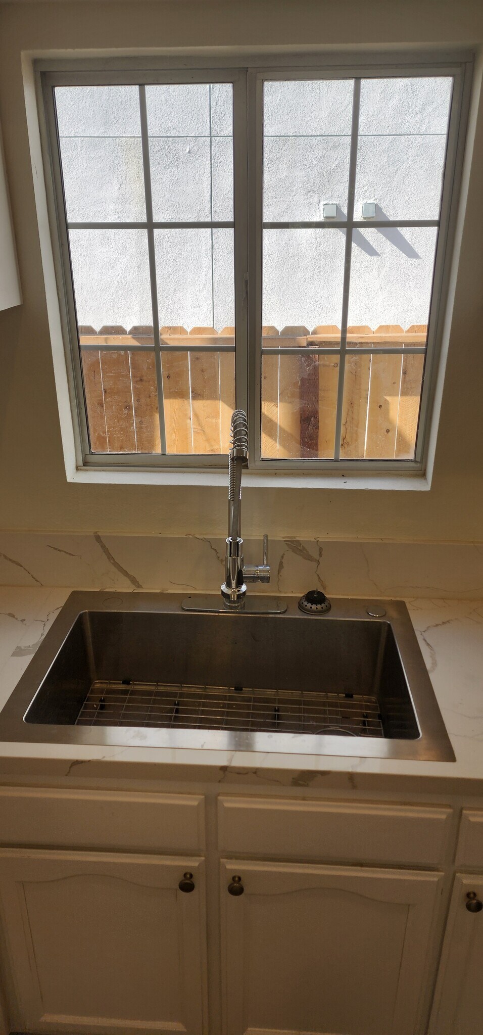 Building Photo - 950 N Kingsley Dr