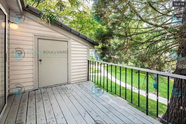 Building Photo - 1 Month free!! This stunning two-bedroom, two-bathroom townhouse with Loft Area