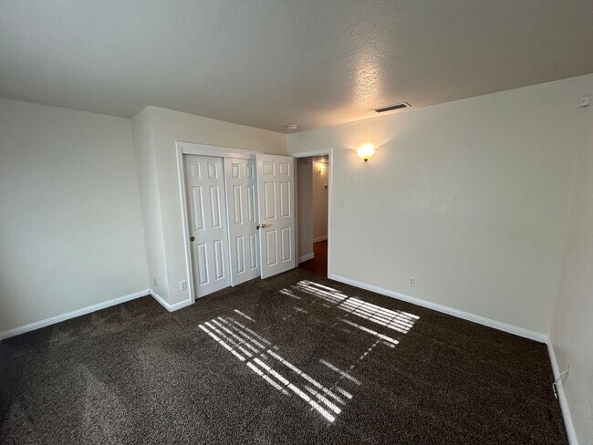 Building Photo - 3 bedroom 2 bathroom in SW Visalia