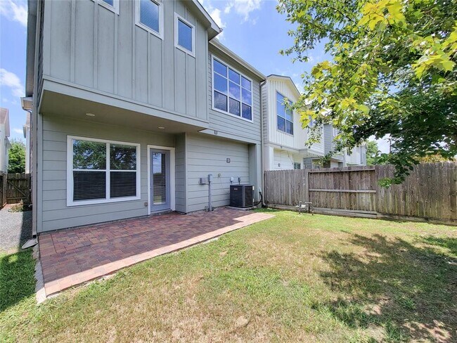 Building Photo - 1815 Crestdale Dr