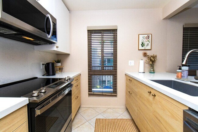 Building Photo - 6001 Canterbury Dr