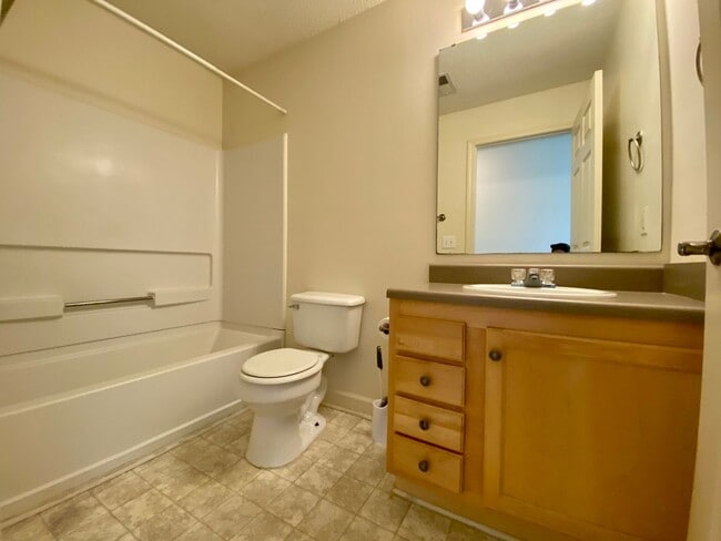 Building Photo - Cute Spacious Condo in Harts Cove!