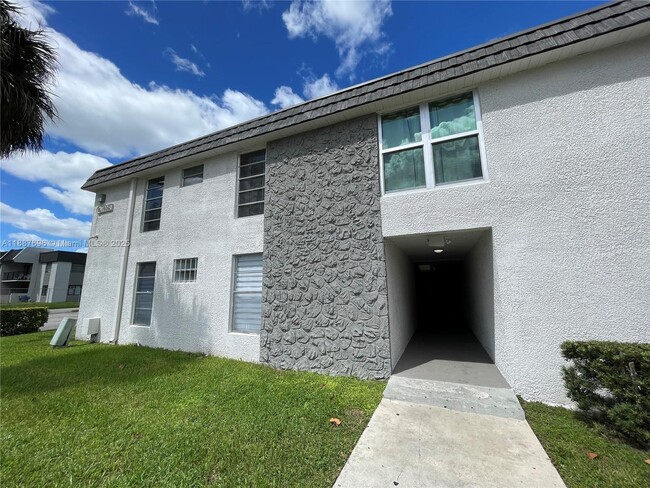 Building Photo - 10361 N Kendall Dr