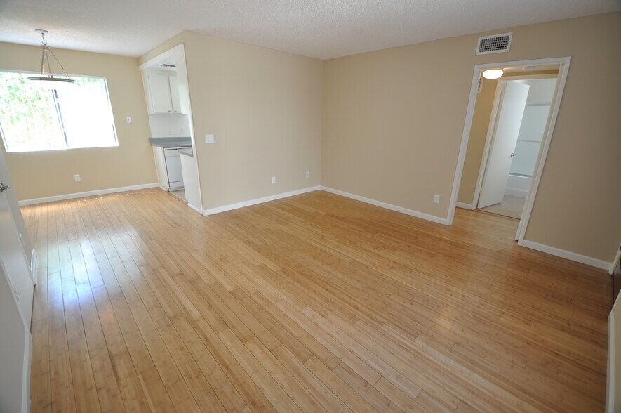 Building Photo - 12338 Oxnard St