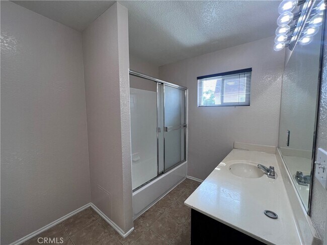 Building Photo - 11254 Oxnard St
