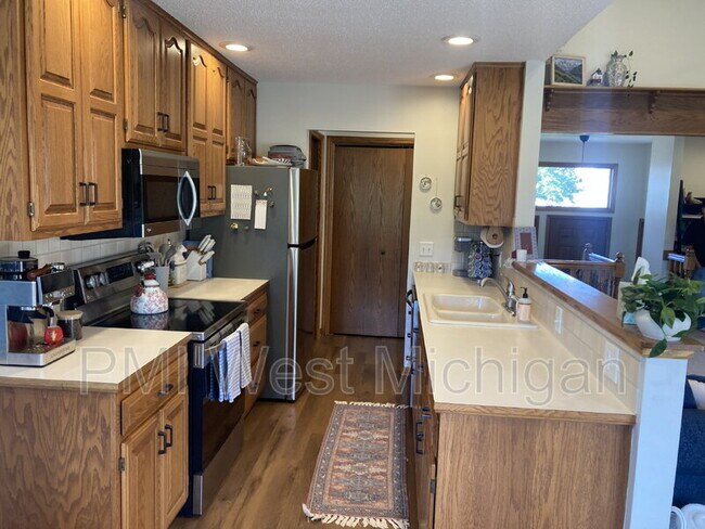 Building Photo - 1054 Fairfield Dr