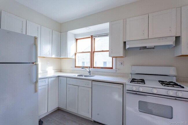Building Photo - 55 Holland Ave