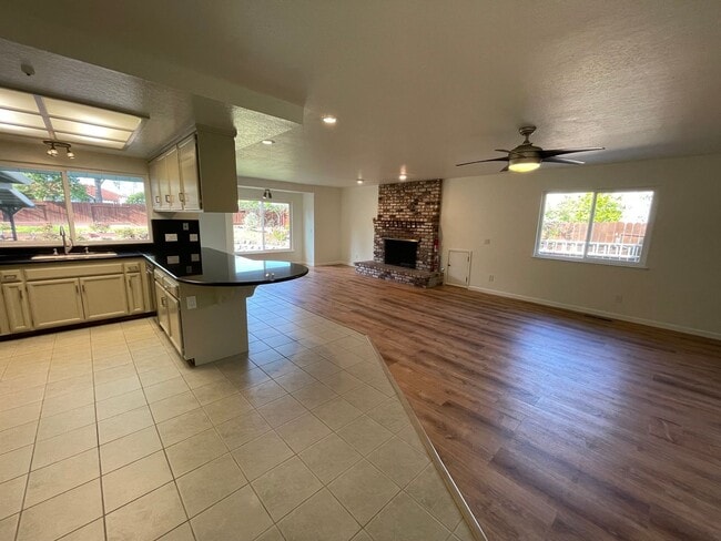 Building Photo - Spacious three bedroom home in desirable Windsor neighborhood!