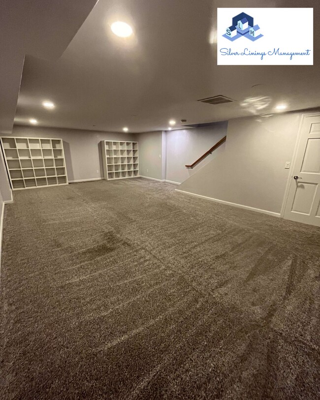 Building Photo - Massive lake front condo with tons of amen...