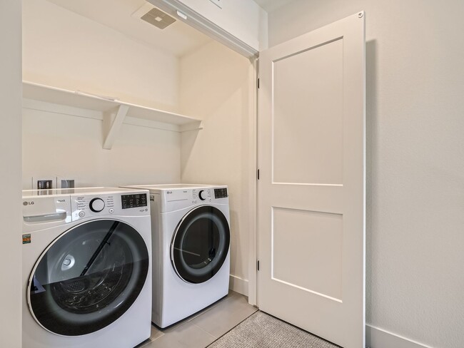 Building Photo - Spacious 4BR Duplex w/High End finishes on Quiet Street!