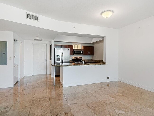 Building Photo - "Chic 1-Bedroom Retreat in the Heart of Miami - 782 Sq Ft of Comfort!"