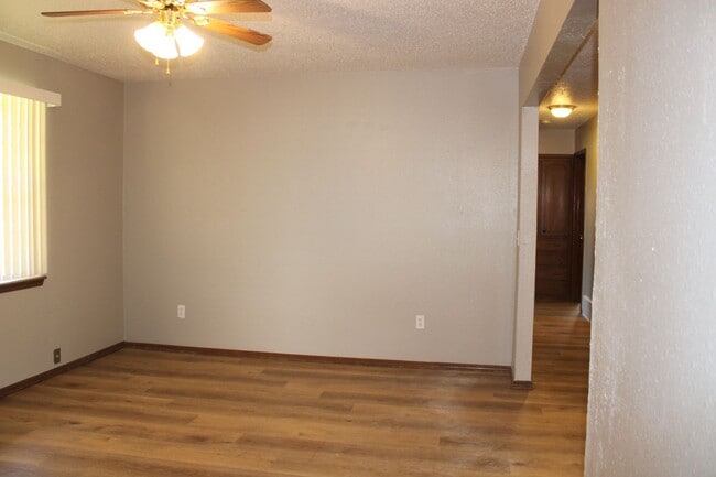 Building Photo - Move in Special!!  $500 off 2nd Month's rent!