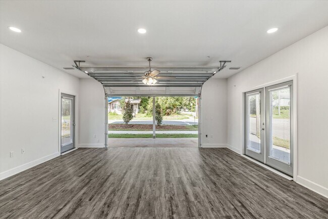 Building Photo - 5/5.5 Townhomes, Built 2024, Walk to stadi...