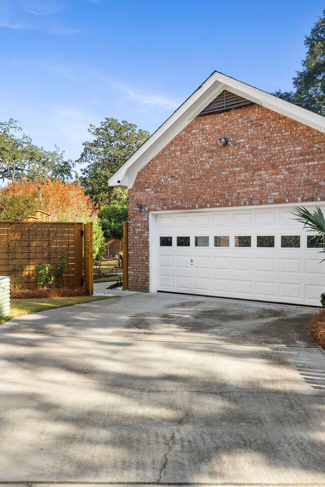 Building Photo - 1790 Wilshire Dr