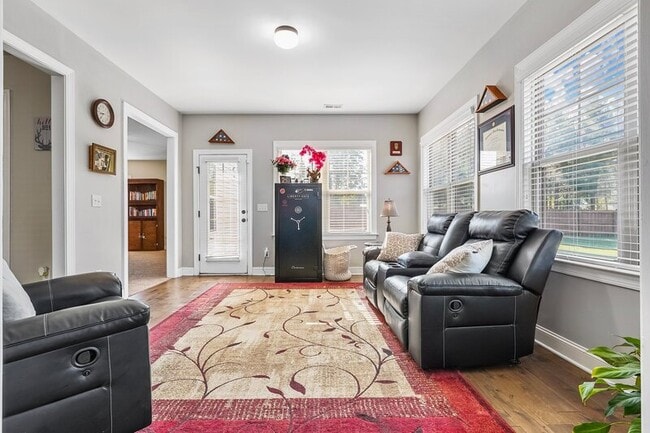 Building Photo - 501 Daylily Ct