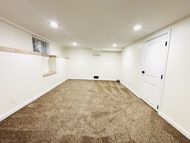 Building Photo - 867 Browning Ave