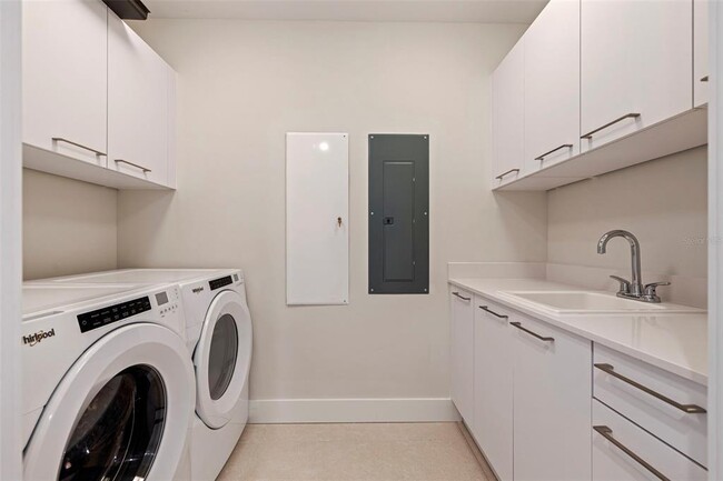 Building Photo - 275 1st Ave S