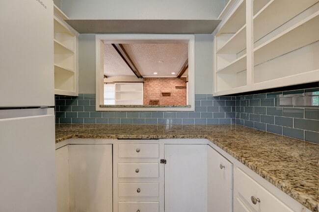 Building Photo - Rollingwood Beauty!