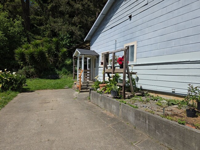 Building Photo - Pet-friendly cottage on a private road, cl...