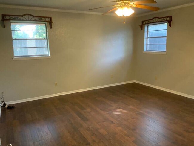 Building Photo - Spacious 4 bedroom 2 bath with lots of par...