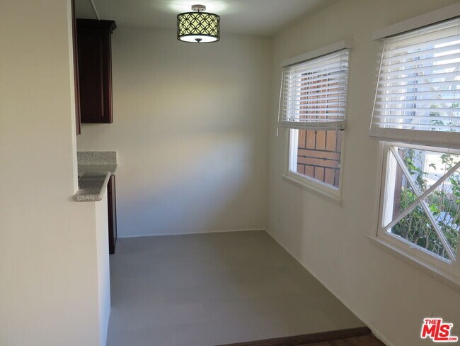 Building Photo - 833 N Kingsley Dr