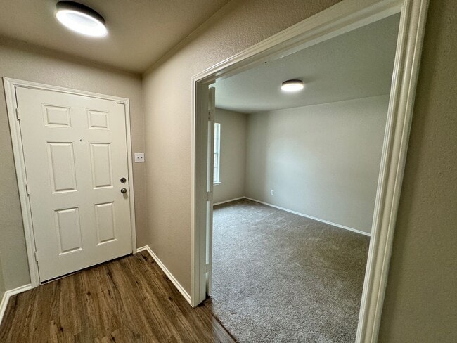 Building Photo - Ready For Move In! A Must See Modern & Spa...