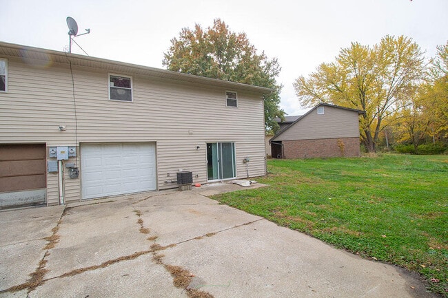 Building Photo - 1323 S Roseta Ave