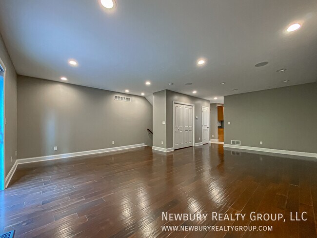 Building Photo - 147 Banksville Pl