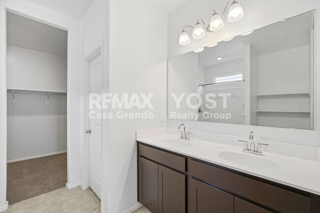 Building Photo - Beautiful Kitchen, Open Layout, and Room to Relax!