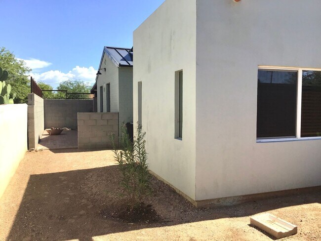 Building Photo - Modern, beautiful 3Bdrm, 2ba unfurnished i...