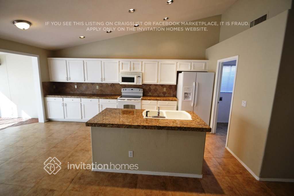 Building Photo - 1669 E Golden Ln