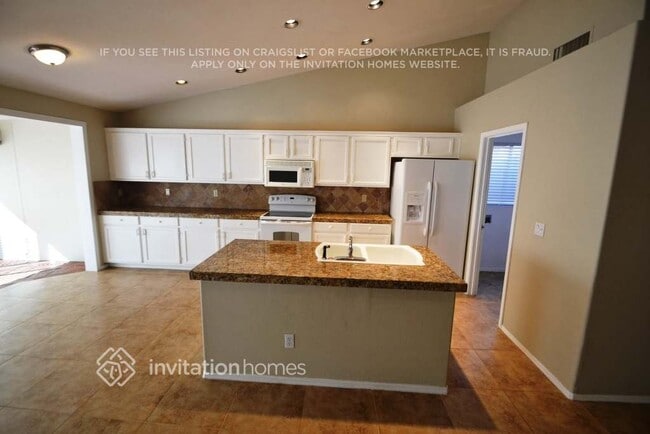 Building Photo - 1669 E Golden Ln