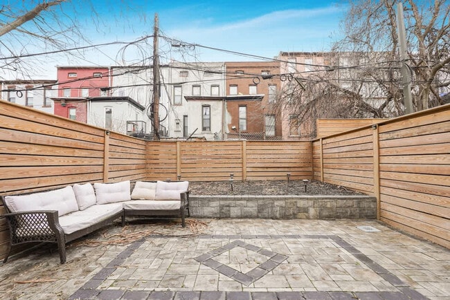 Building Photo - 479 Putnam Ave