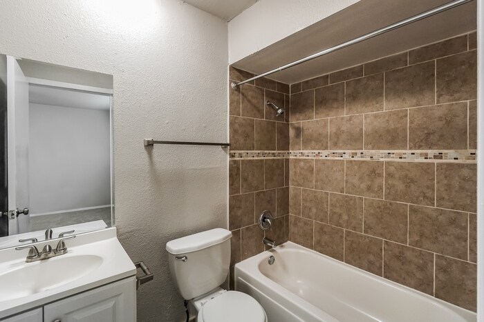 Building Photo - 1070 Hickory Trail St