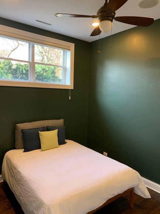 Building Photo - 1324 W Pratt Blvd